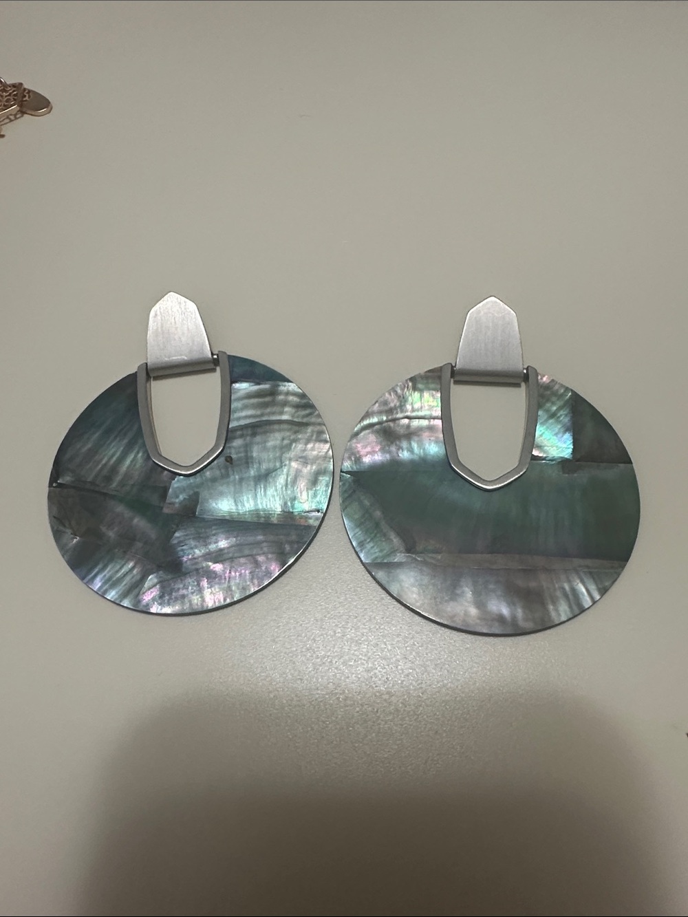 Kendra Scott Iridescent Green-Gray Shell Disc Drop Earrings
